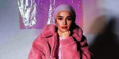 4 Inspirasi Gaya dan Padu Padan Hijab dengan Fleece Jacket