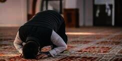 10 Manfaat Gerakan Sholat dan Maknanya Dalam Islam