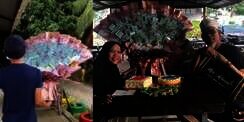 Anak Kerja di Warung Hadiahi Buket Bunga dari Uang, Ibu Terharu dan Menangis
