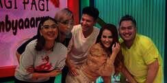 Pose Bareng Nita Thalia, Tangan Fero Walandouw Bikin Salfok