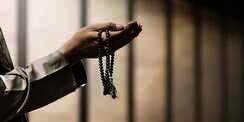 11 Doa Pendek Setelah Sholat 5 Waktu Lengkap Dengan Terjemahan Bahasa Indonesia