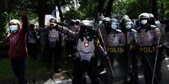 FOTO: Polisi Pukul Mundur Pendemo 1812