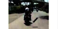 Bocah Asyik Naik Motor, Knalpot Mendadak Copot dan Melayang