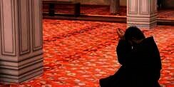 Bacaan Niat Sholat Fardhu 5 Waktu Lengkap dengan Tata Caranya