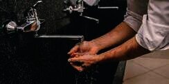 10 Tata Cara Wudhu yang Benar Sesuai Sunnah dan Hal-Hal yang Sering Diabaikan