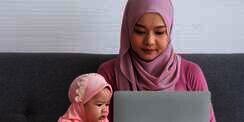 6 Tips Bantu Ibu Bekerja Usir Rasa Bersalah Kepada Si Kecil dan Keluarga