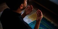 10 Bacaan Setelah Sholat Fardhu, Dzikir Pendek dan Lengkap