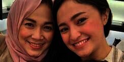Deretan Selebriti yang Pernah Berseteru dengan Sang Ibu