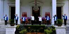 Jaket Biru Menteri Baru Jokowi
