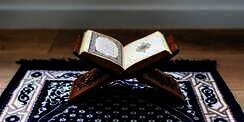 Surat Al Alaq Ayat 1-5 Arab, Latin, Arti Lengkap Asbabun Nuzul & Isi Kandungan
