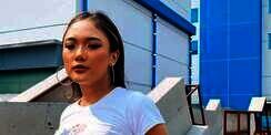 Pakai Outfit Neon, Harga Baju Marion Jola Sulit Dipercaya
