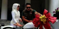 Plesetkan Kata Bijak Viral Roy Marten, Ridwan Kamil Beri Istri Hadiah Motor