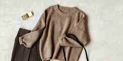 Hangat di Musim Hujan, Padu Padan Outfit Modis Warna Sand Beige