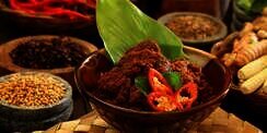 BEEF UP! Chef Marco Braun Unjuk Skill Masak Rendang di Indonesian Meat Cuisine