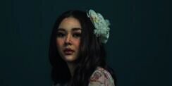 Telinga Diperban, Ada Apa dengan Aura Kasih?