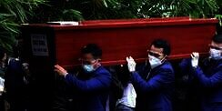 FOTO: Isak Tangis Istri di Rumah Abadi Pramugara Okky Bisma