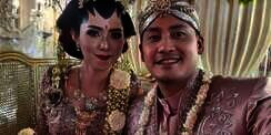 Pilu, Tatapan Terakhir Istri di Atas Pusara Pramugara Sriwijaya Air SJ-182