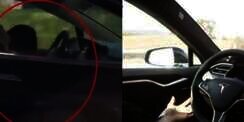 Viral Aksi Sopir dan Penumpang Tesla, Pose Keduanya Bikin Geger