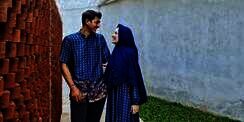 Kompak Gaya Arya Saloka dan Putri Anne Pakai Baju Couple