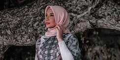 Hamil Besar, Gaya Modis Zaskia Sungkar dengan Hijab Outfit Elegan