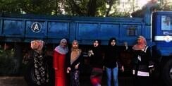 Lagi Foto Bareng, Ibu Paling Ujung Kiri Bikin Netizen Merinding