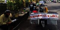 Beristri Dokter, Bule Mualaf Tak Malu Jualan di Pinggir Jalan