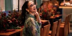 Gaya Luna Maya Kibas Rok Curi Perhatian, Mirip Barbie!
