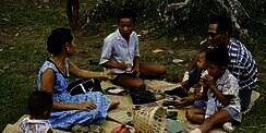 Potret Jadul Keluarga Piknik di Malang Tahun 1973, Netizen Salfok dengan si Ibu