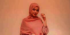 Hapus Foto Lama, Karina Tukang Ojek Pengkolan Kini Berhijab