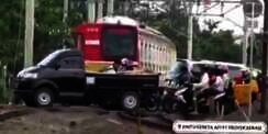 Kereta Terlihat Mengalah, Ini Fakta Video Viral Warga Bekasi Terobos Rel KA