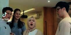 Baim Wong dan Tiara Andini Unggah Parodi Gelay Nissa Sabyan di TikTok