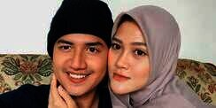 Gaya Henny Rahman, Istri Zikri Daulay yang Disorot Lepas Hijab