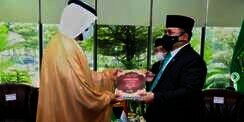 Dikunjungi Pejabat UEA, Menag Gus Yaqut Hadiahkan Kitab Tafsir Karya Sang Kakek