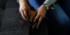 Survei: 25% Orang Indonesia Gadai Barang atau Berutang Biar Selamat dari Pandemi