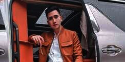 4 Artis yang Simpan Barang Aneh di Mobil