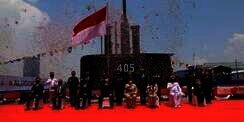 Menhan Prabowo Serahkan Kapal Selam KRI Alugoro-405