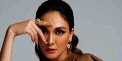  Luna Maya Tampil Menawan Pakai Gaun Batik Rp85 Juta