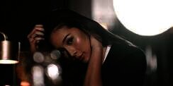 Panjat Dinding Pakai Baju Ketat, Tubuh Anya Geraldine Bikin Salfok