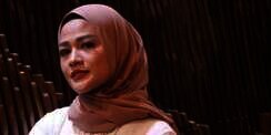 Bikin Pangling Tampil Berhijab, Baju Pedangdut Hesty Klepek Klepek Disorot