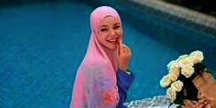 Gaya Dewi Sandra Kenakan Hijab Bergo, Bisa Jadi Inspirasi