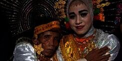 Lamaran Kakek di Bone Ditolak Ibu, Diterima Anak 