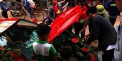 Wow! Bagasi `Ferrari` Dipakai Pedagang Buah Jual Semangka