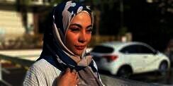 9 Gaya Hijab Liza Aditya, Penyanyi Seksi yang Kini Hijrah