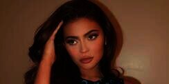Tampil Gaya Saat Meeting ala Kylie Jenner, Outfit Serba Putih