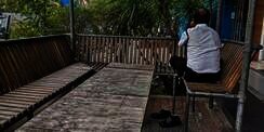 Kisah Menyentuh Satpam Balik Badan Bikin Ramadhan Tambah Adem