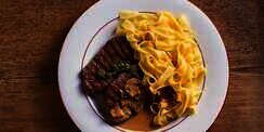 Resep Spesial 'One Pot Garlic Parmesan Pasta With Steak' untuk Berbuka Puasa
