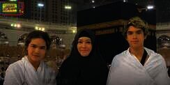10 Potret Al dan Dul Ibadah Umroh Perdana Bersama Bunda Maia