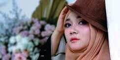 Mempesona, 7 Potret Sulis Penyanyi Religi Tanpa Makeup