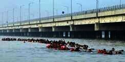 Fakta Sebenarnya Foto Viral Pemudik Berenang Karena Jembatan Suramadu Tutup