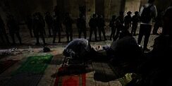 Keji! Israel Serang Jemaah Tarawih di Masjidil Aqsa